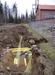 Jouko Järvinen, Mikkelin sähköaseman saneeraustöitä syksyllä 2011. Kaapelioja aseman aidan vierellä. Kolmet 185mm2 Wiski-kaapelit kuvaajaa kohti (Otavan ja Kangasniemen lähdöt sekä ESE:n varasyöttö), yksi vastakkaiseen suuntaan (Haukivuoren johtolähtö). Ojan pohjalla putkitettuna jo aiemmin, v. 2002 lisätyn Ihastjärven johtolähdön kaapeli vasemmalle ym. varaputkia..., 03.11.2011